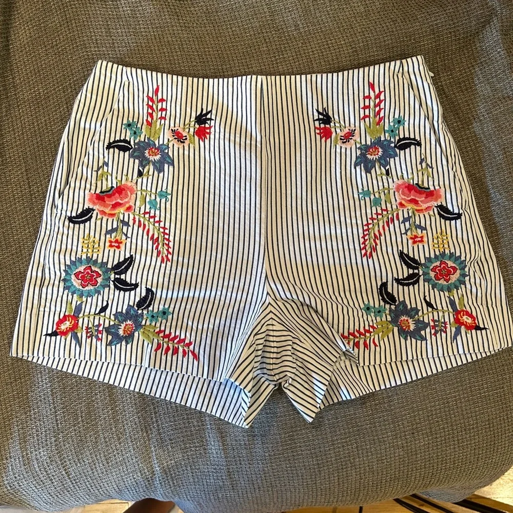 LOFT patterned shorts - Picture 1 of 5